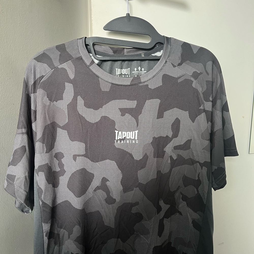 Tapout Men's Short Sleeve Camouflage Tee - Black and Gray